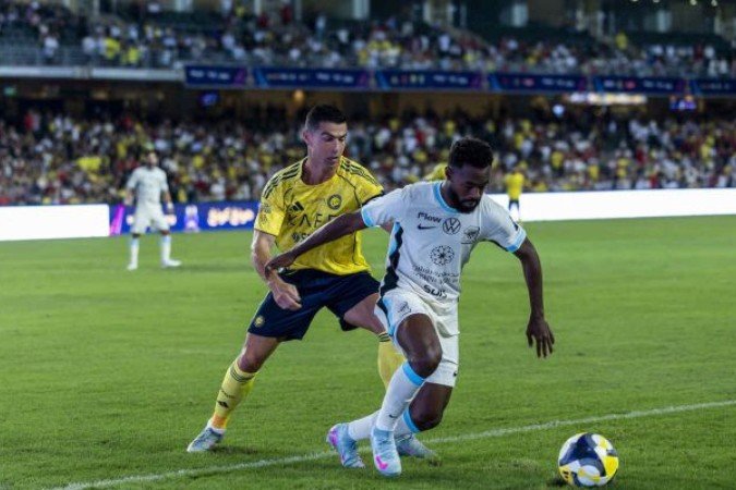 Cristiano Ronaldo disputa a jogada com Al-Shanqeeti, do Al Ittihad  -  (crédito: - Christopher Wong/Eurasia Sport Images/Getty Images)