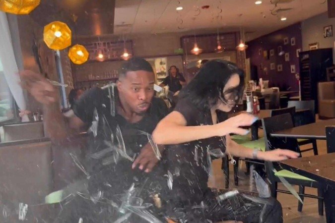 Carro invade restaurante e atropela influenciadores durante gravação - (crédito: Reprodução/X) Carro invade restaurante e atropela influenciadores durante gravação - (crédito: Reprodução/X)