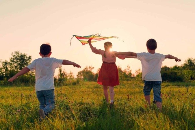 Veja os riscos e como evitar a adultização das crianças