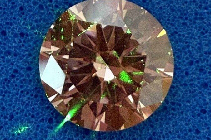 O sensor de diamante funciona detectando o fluido traçador magnético (nanopartículas de óxido de ferro), que é introduzido em pacientes durante ou antes da cirurgia de câncer de mama - (crédito: Karishma Gokani/Universidade de Warwick) O sensor de diamante funciona detectando o fluido traçador magnético (nanopartículas de óxido de ferro), que é introduzido em pacientes durante ou antes da cirurgia de câncer de mama - (crédito: Karishma Gokani/Universidade de Warwick)