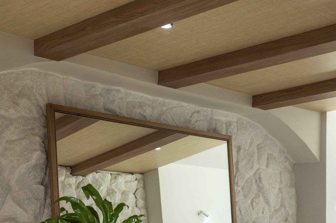 A parede de pedra moledo é o grande destaque do espaço Casa Que Sem(Eia), que tem o estilo boho beach 