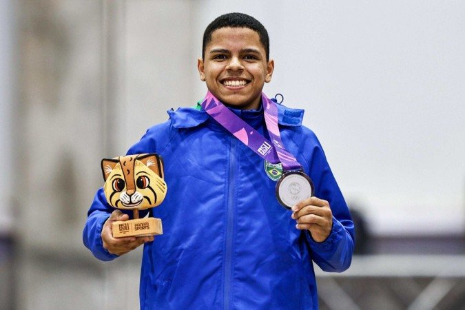 Pedro Henrique de Jesus Silvestre posa sorridente com a medalha de prata do individual da ginástica artística -  (crédito: Ana Patricia/COB)