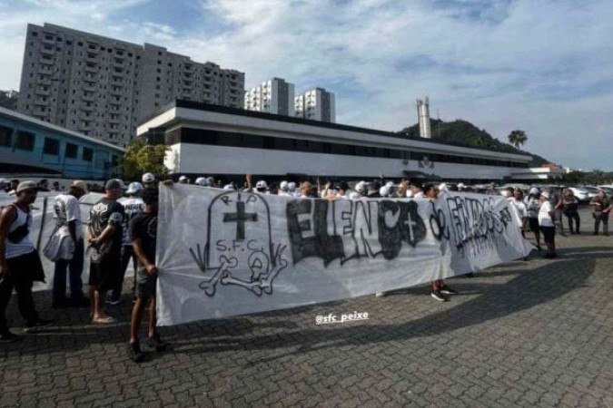Torcida do Santos cobra o elenco após goleada - (crédito: Foto: Reprodução / @sfc_peixe) Torcida do Santos cobra o elenco após goleada - (crédito: Foto: Reprodução / @sfc_peixe)