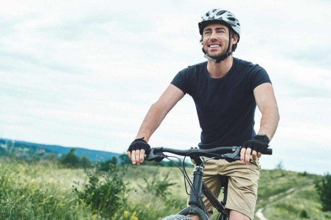 Andar de bicicleta melhora a saúde cardiovascular e ajuda a fortalecer os músculos (Imagem: Friends Stock | Shutterstock) - (crédito: EdiCase) Andar de bicicleta melhora a saúde cardiovascular e ajuda a fortalecer os músculos (Imagem: Friends Stock | Shutterstock) - (crédito: EdiCase)