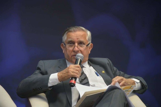 Transição tributária preocupa setor de serviços, diz Izalci Lucas