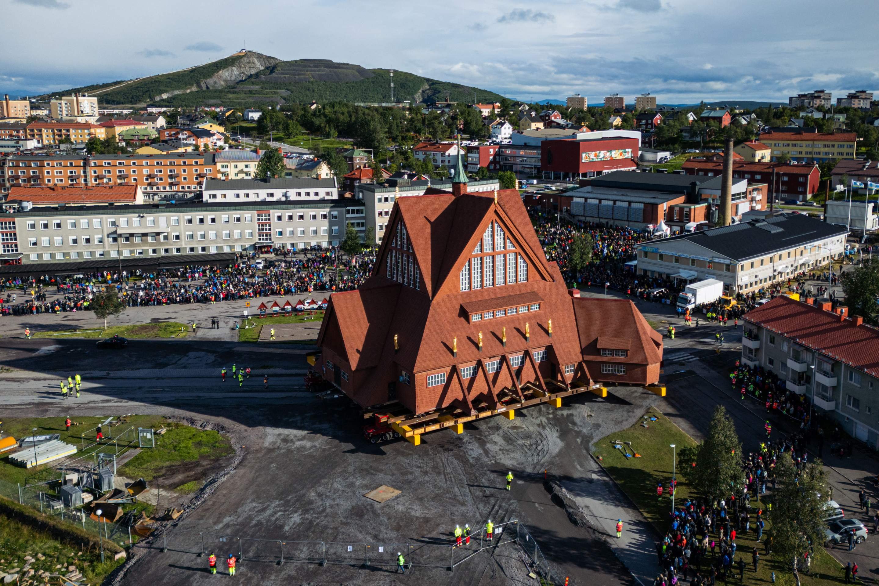 Pessoas se reúnem para assistir à mudança da Igreja de madeira de Kiruna, em Kiruna, Suécia, em 19 de agosto de 2025 