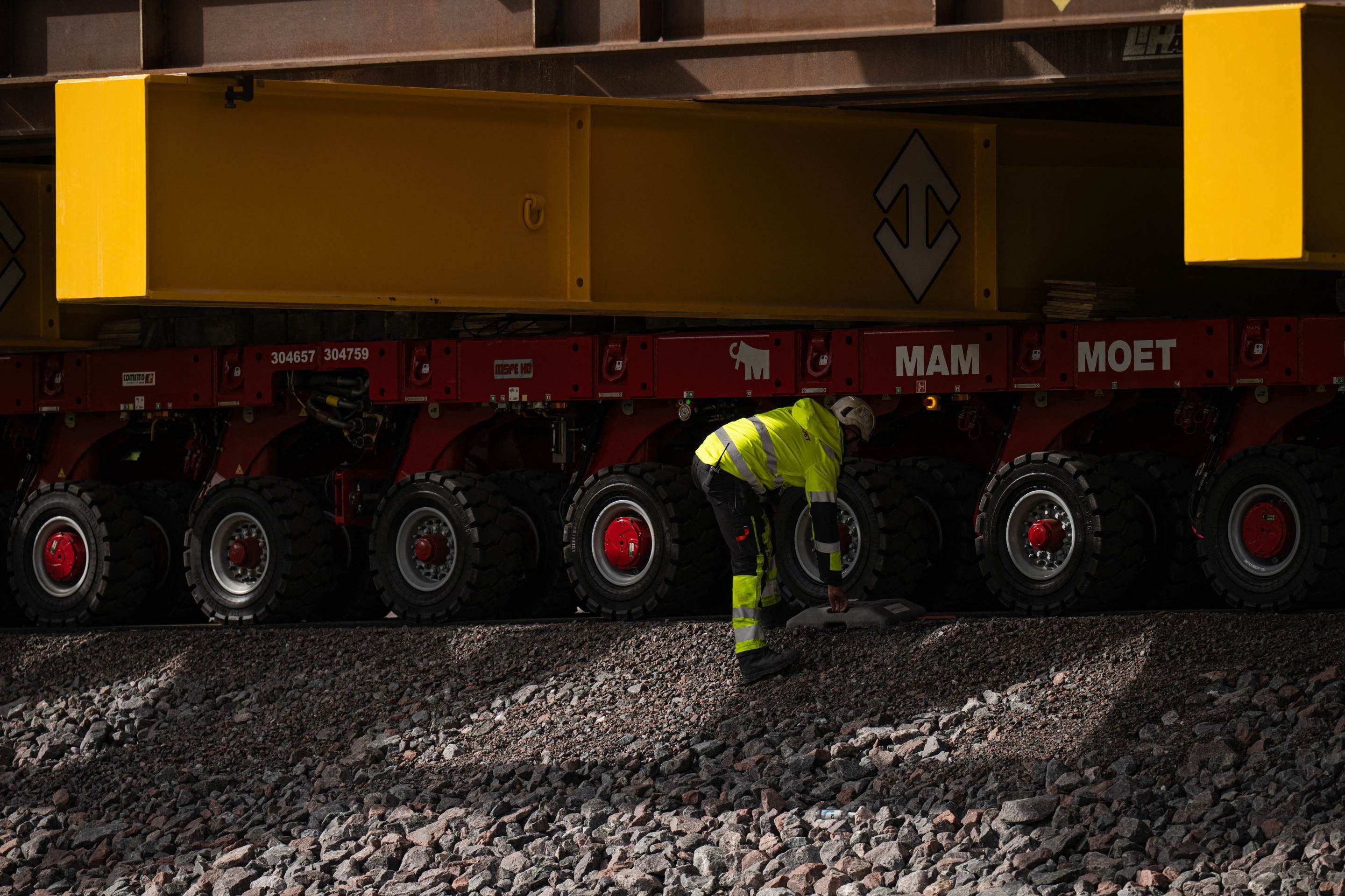 Trabalhadores usam reboques de plataforma com controle remoto e 224 rodas no total para mover a Igreja de madeira de Kiruna, em Kiruna, Suécia, em 19 de agosto de 2025