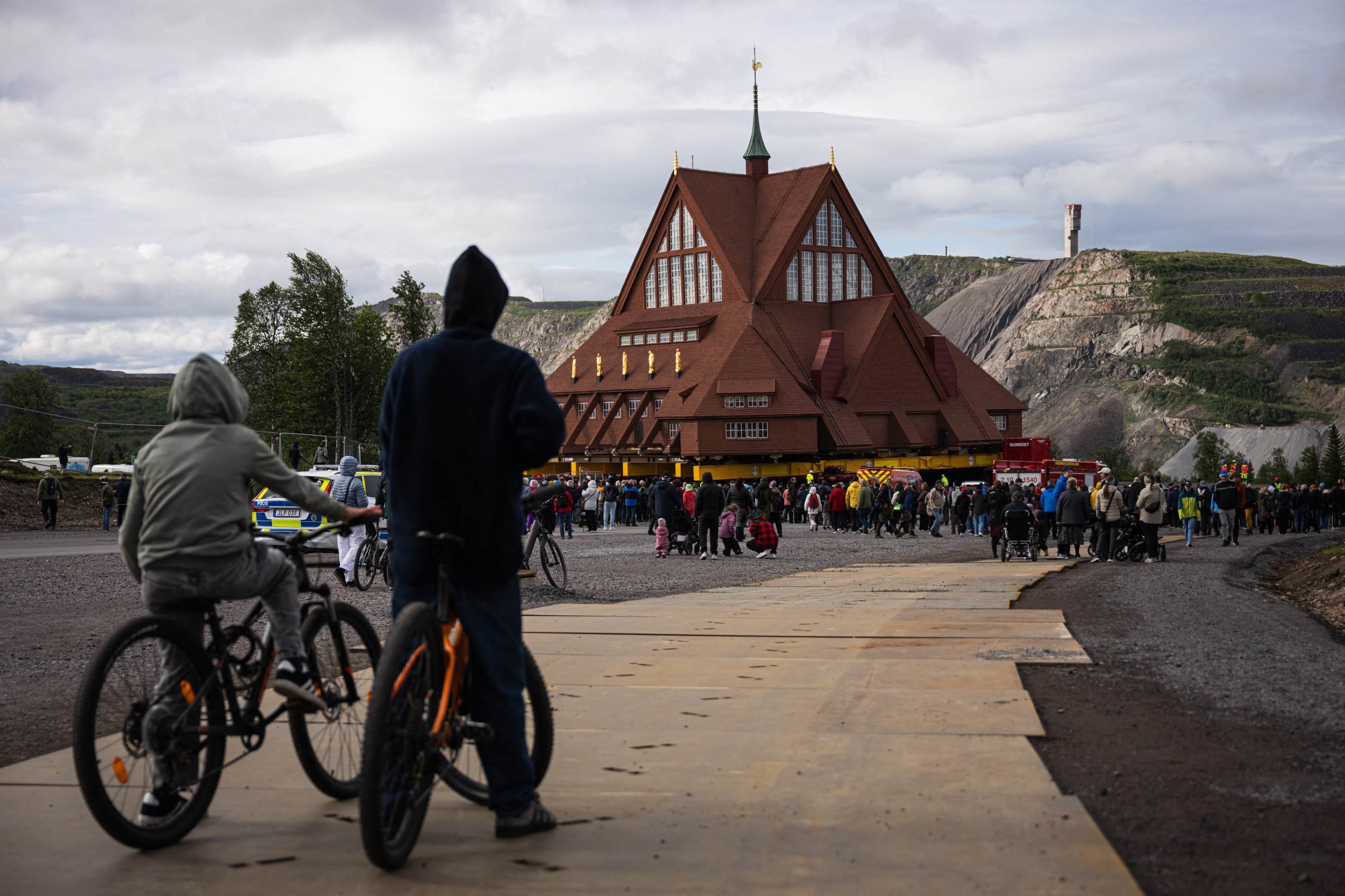 Pessoas se reúnem para assistir à mudança da Igreja de madeira de Kiruna, em Kiruna, Suécia, em 19 de agosto de 2025
