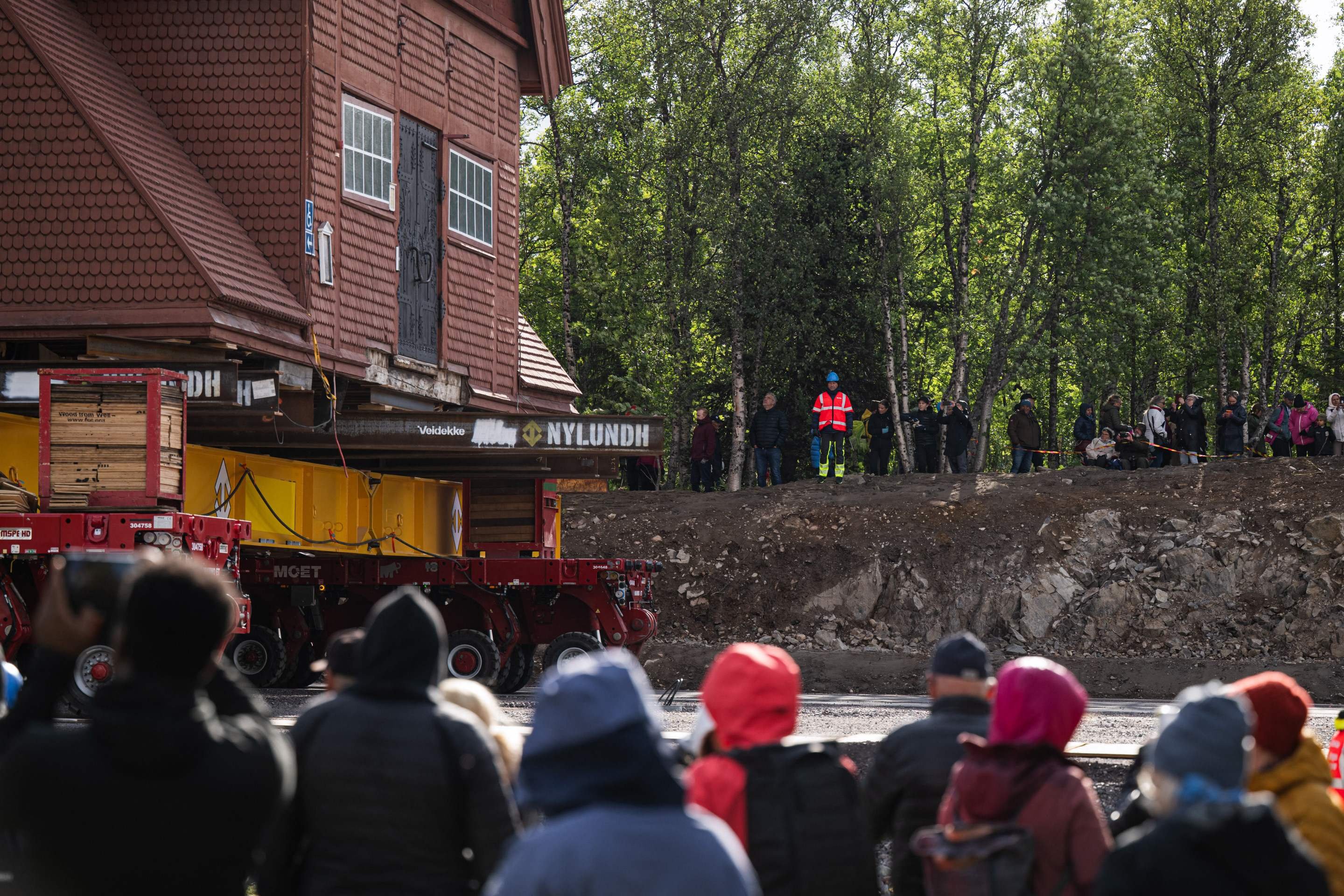 Pessoas se reúnem para assistir à mudança da Igreja de madeira de Kiruna, em Kiruna, Suécia, em 19 de agosto de 2025