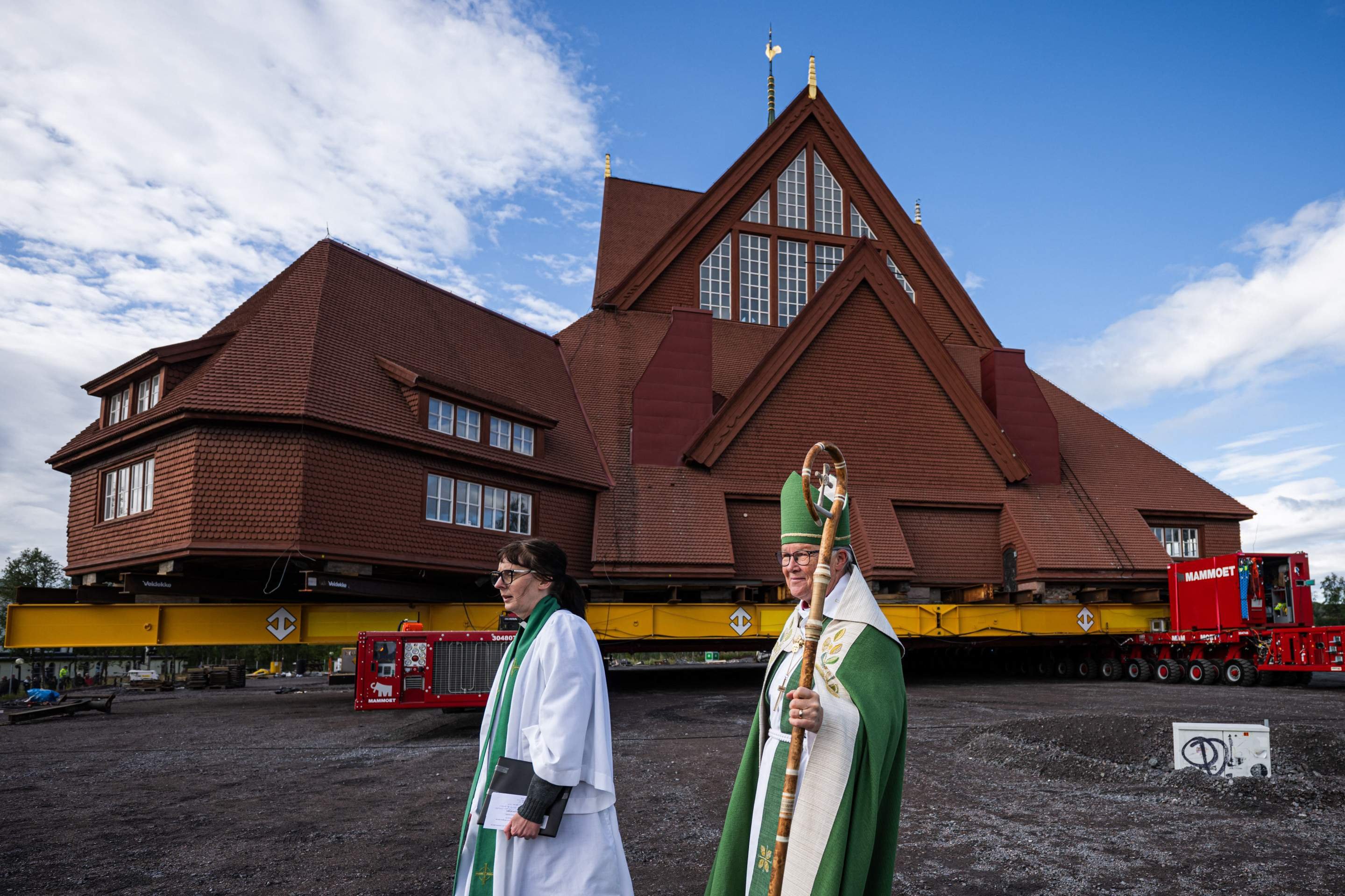A vigária de Kiruna, Lena Tjarnberg (E), e o bispo da diocese de Lulea, Asa Nystrom, participam da mudança da Igreja de madeira de Kiruna, em Kiruna, Suécia, em 19 de agosto de 2025