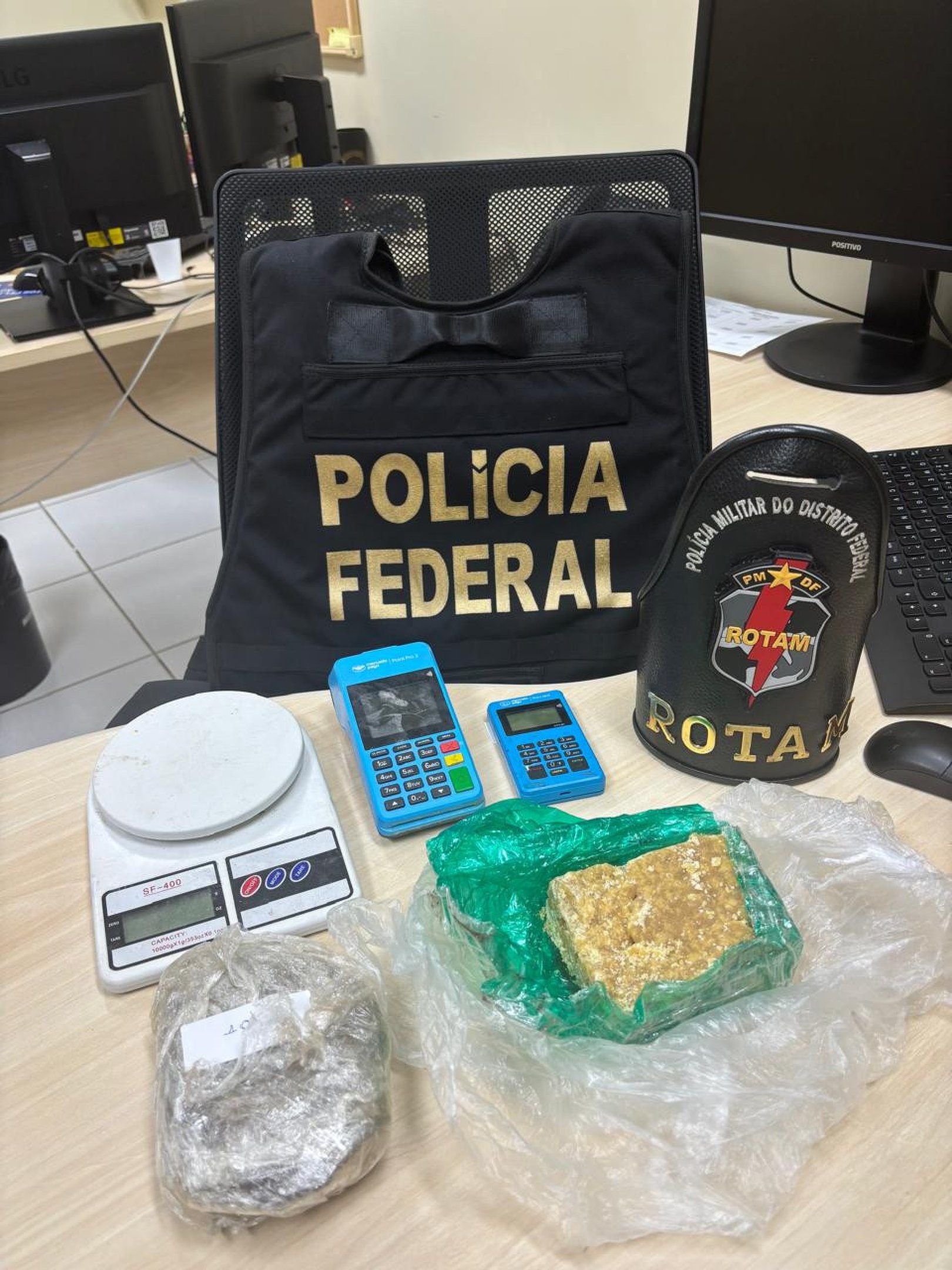 PF também encontrou drogas, balanças de precisão e máquinas de cartão