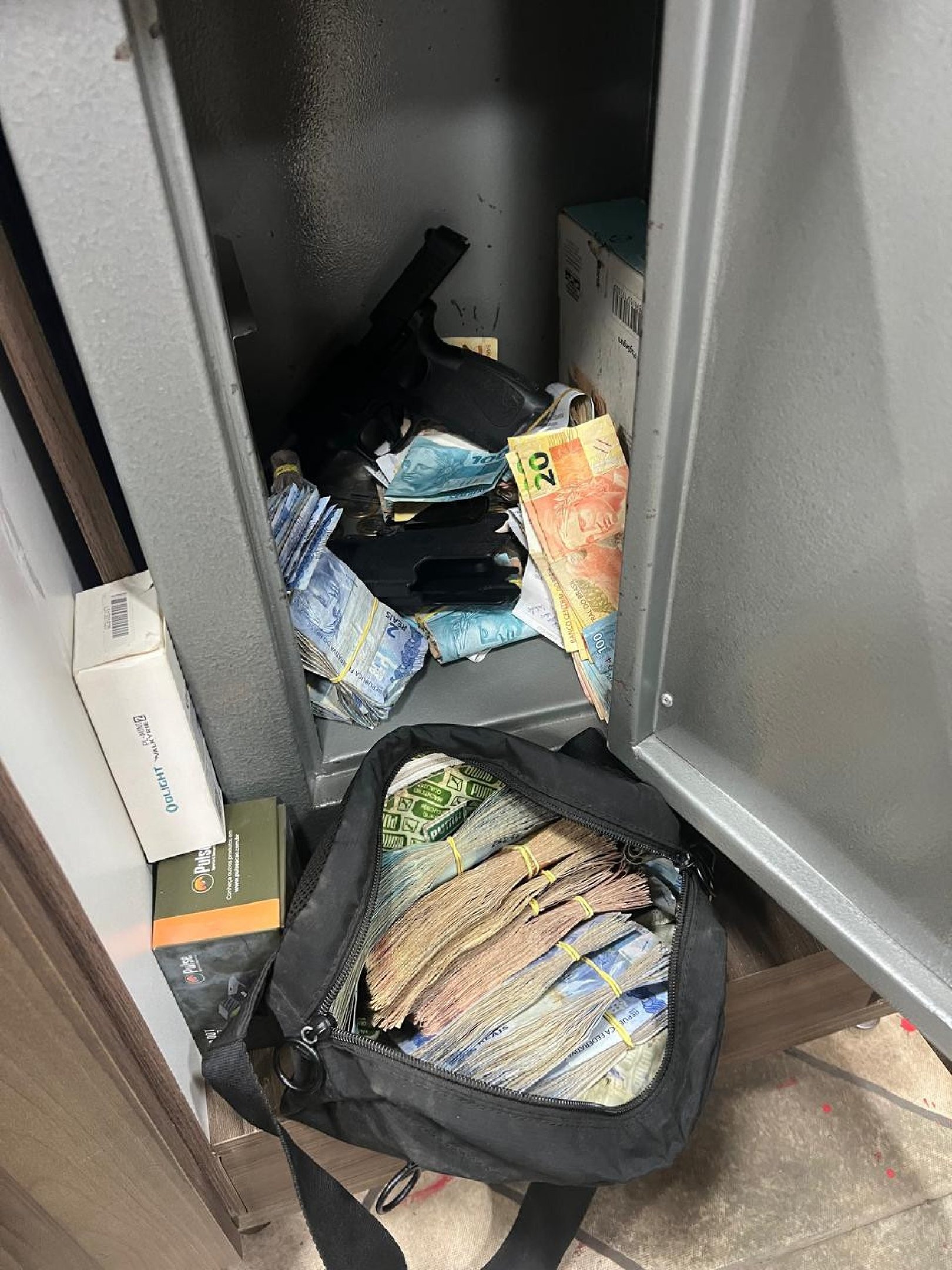 Notas de dois, cinco, dez, vinte, cinquenta e cem foram encontradas em bolsas e cofres