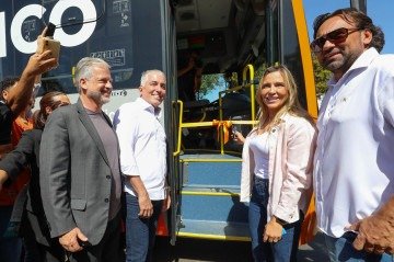 Entrega dos novos ônibus foi feita pela vice-governadora, Celina Leão -  (crédito: Paulo H. Carvalho/Agência Brasília)
