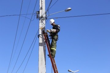 Trabalhador mexendo em poste de energia elétrica - (crédito: Reprodução: Neoenergia) Trabalhador mexendo em poste de energia elétrica - (crédito: Reprodução: Neoenergia)