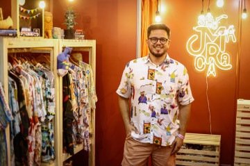 Osvaldo Bruno criou a marca Seu Maraca: camisas cheias de história -  (crédito:  Rodrigo Gonçalves/Divulgação)