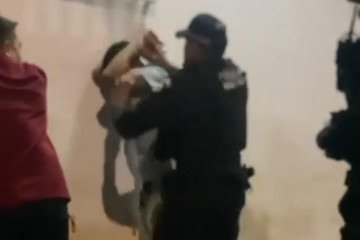  PM agride homem em frente a distribuidora na Estrutural -  (crédito: Material cedido ao Correio)