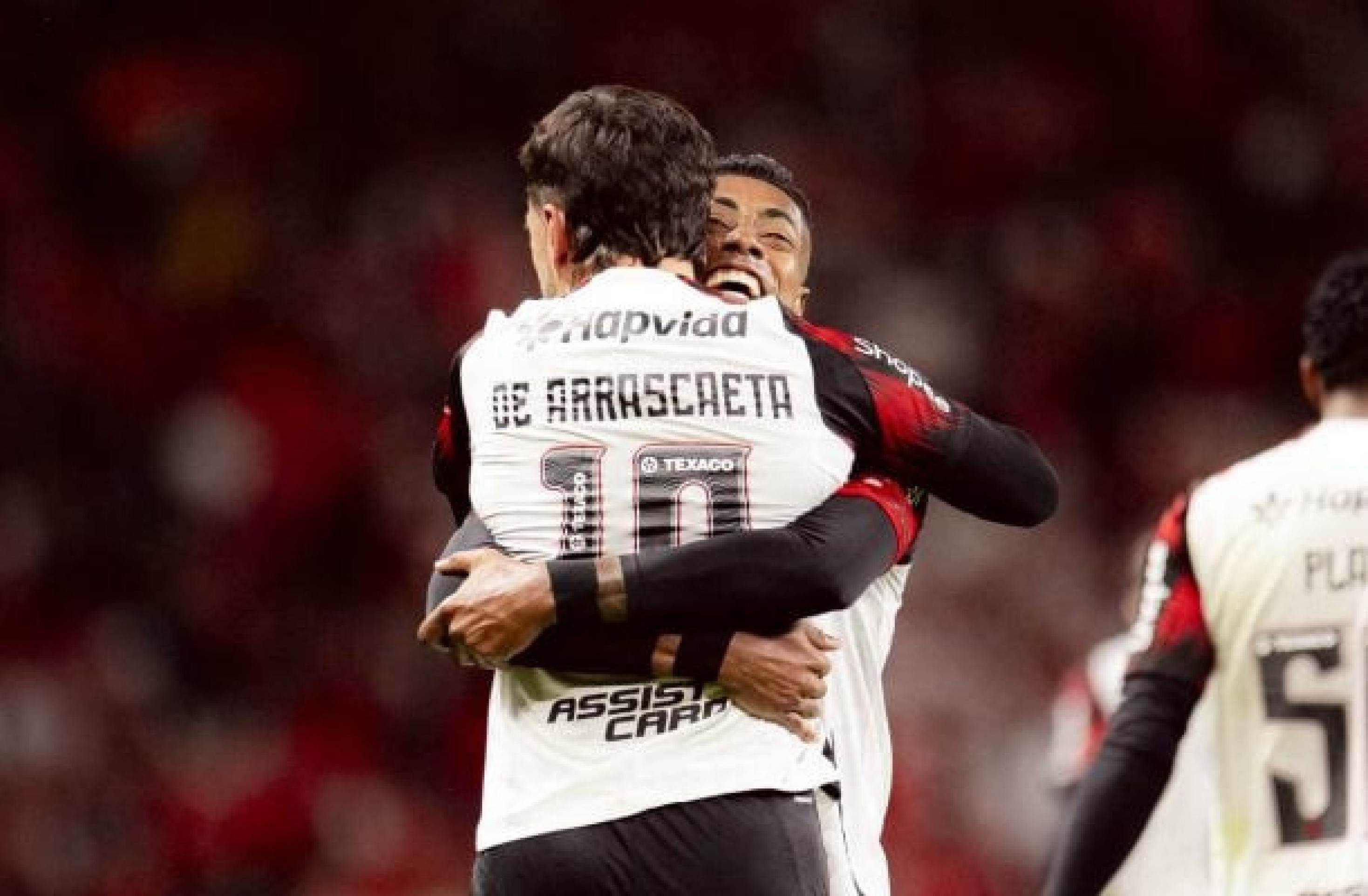 Arrascaeta é celebrado por Bruno Henrique após fazer o primeiro gol do Flamengo sobre o Internacional -  (crédito:  Foto: Adriano Fontes / Flamengo)