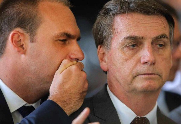 O relatório da PF que descreve os indícios de crimes cometidos por Eduardo e Jair Bolsonaro foi repassado para análise da PGR -  (crédito: Sergio Lima/AFP)