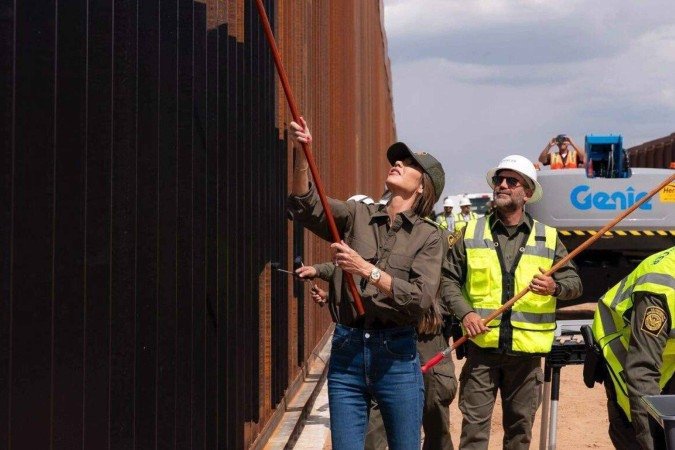 Por que EUA estão pintando de preto muro na fronteira com México 