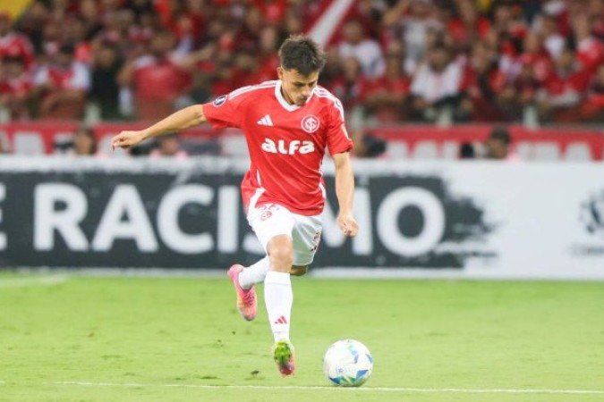 BERNABÉI - Teve baixo aproveitamento nos passes, cometeu muitas faltas e recebeu um cartão amarelo. Não conseguiu agregar ofensivamente como em outros jogos. Também teve dificuldades defensivamente, apesar de ter feito cinco desarmes na partida. NOTA: 5,0 - Foto: Ricardo Duarte / Internacional