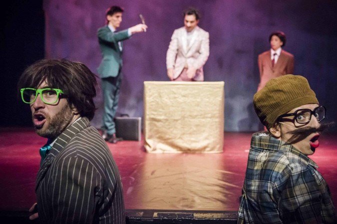 Na história de Shakespeare, um déspota  observa um  puritano governar