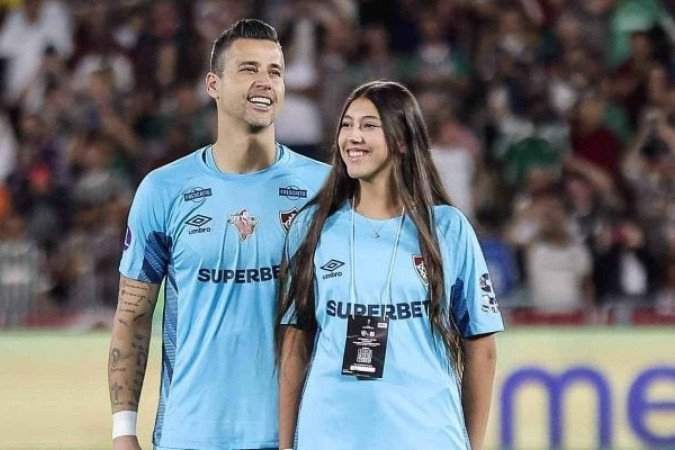 Fábio ao lado da filha Valentina. Recorde, homenagens, vitória e classificação para as quartas da Sul-Americana. Noite perfeita - (crédito: Foto: Arte Jogada10) Fábio ao lado da filha Valentina. Recorde, homenagens, vitória e classificação para as quartas da Sul-Americana. Noite perfeita - (crédito: Foto: Arte Jogada10)