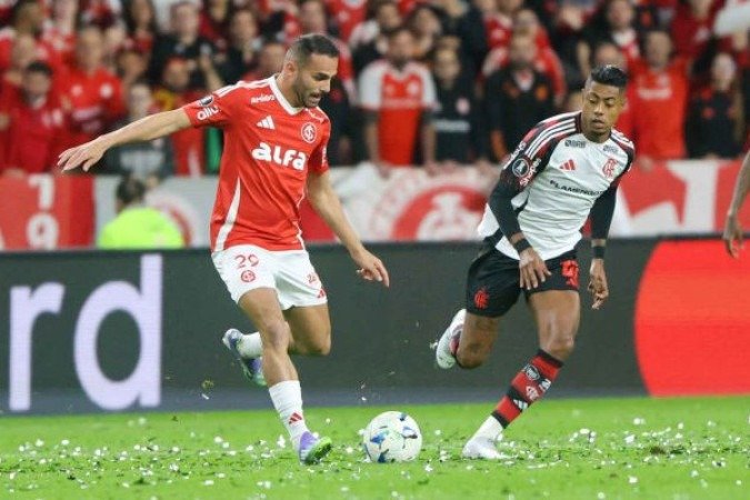 THIAGO MAIA - Foi bem nos passes longos, mas pouco conseguiu desmontar as linhas defensivas do Flamengo. Defensivamente tambÃ©m contribuiu bem com cinco cortes e cinco desarmes, alÃ©m de algumas interceptaÃ§Ãµes. NOTA: 6,0 - Foto: Ricardo Duarte / Internacional