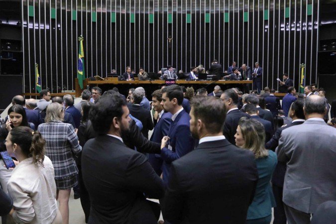 Imagem mostra deputados da base do governo e da oposição chegaram a um consenso sobre o texto final depois de horas de negociações - (crédito: Kayo Magalhães/Câmara) Imagem mostra deputados da base do governo e da oposição chegaram a um consenso sobre o texto final depois de horas de negociações - (crédito: Kayo Magalhães/Câmara)
