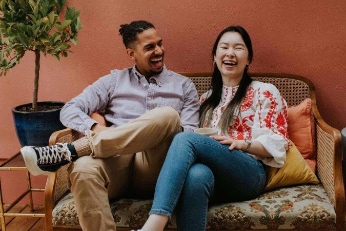 Por que mudamos de voz ao falar outro idioma