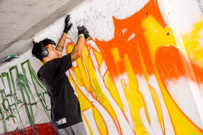 Artista pintando parede no Setor Comercial Sul. - (crédito: Emanuelle Sena) Artista pintando parede no Setor Comercial Sul. - (crédito: Emanuelle Sena)