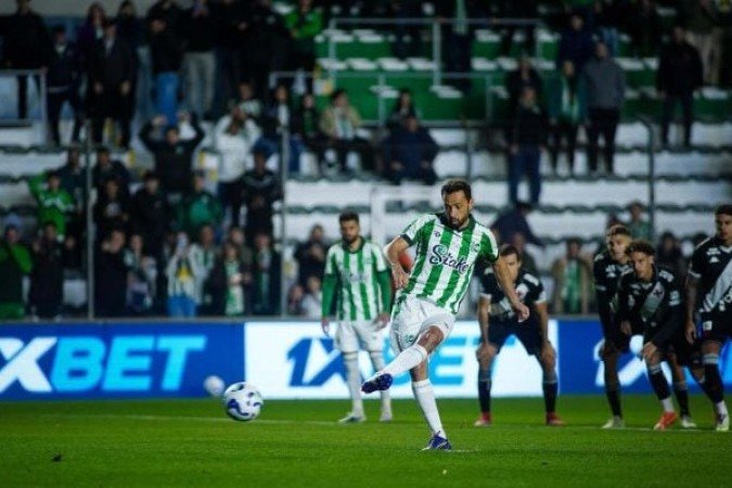 JUVENTUDE - Comandados de Thiago Carpini (que segue invicto apÃ³s trÃªs jogos) fizeram o dever de casa. ComeÃ§aram pressionando, abriram o placar com 2', fizeram 2 a 0 com 15' e, dali em diante, sÃ³ seguraram o jogo, levando-o em banho-maria. Capaz de o goleiro Jandrei sequer ter sujado o uniforme. NOTA 8,0. Foto: Fernando Alves/EC Juventude