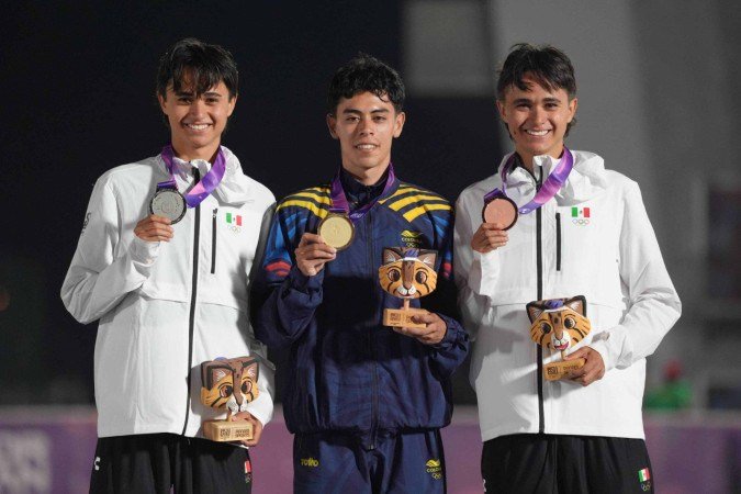 Talentos do atletismo, os irmãos Ilker e Ián Sanchez compartilharam o pódio dos 5.000m em Assunção, com a prata e o bronze - (crédito: Divulgação/Comitê Olímpico do México) Talentos do atletismo, os irmãos Ilker e Ián Sanchez compartilharam o pódio dos 5.000m em Assunção, com a prata e o bronze - (crédito: Divulgação/Comitê Olímpico do México)