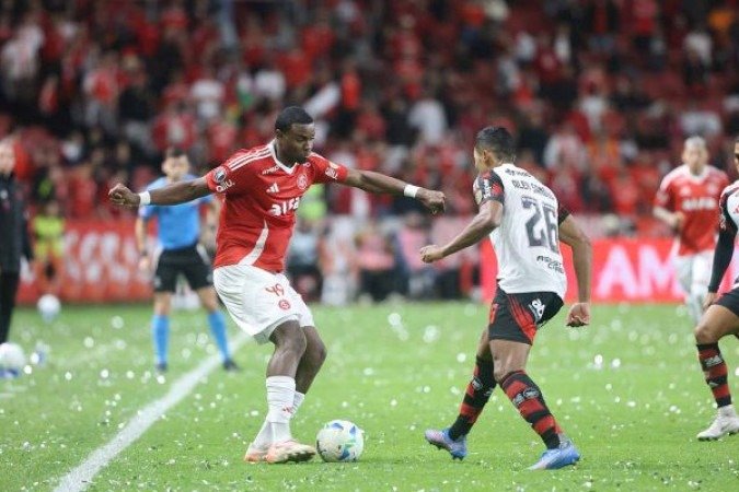 RICARDO MATHIAS - Tentou algumas finalizações mesmo sem espaço ou ângulo, mas não conseguiu gerar muito perigo ao goleiro Rossi. Foi discreto e bem marcado. NOTA: 5,0 - Foto: Ricardo Duarte / Internacional