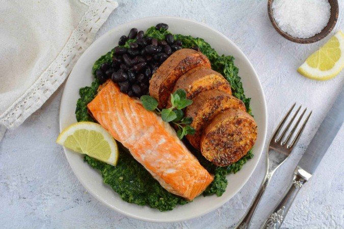 Salmão grelhado com batata-doce assada, espinafre refogado e feijão-preto (Imagem: Azra H | Shutterstock) - (crédito: EdiCase) Salmão grelhado com batata-doce assada, espinafre refogado e feijão-preto (Imagem: Azra H | Shutterstock) - (crédito: EdiCase)