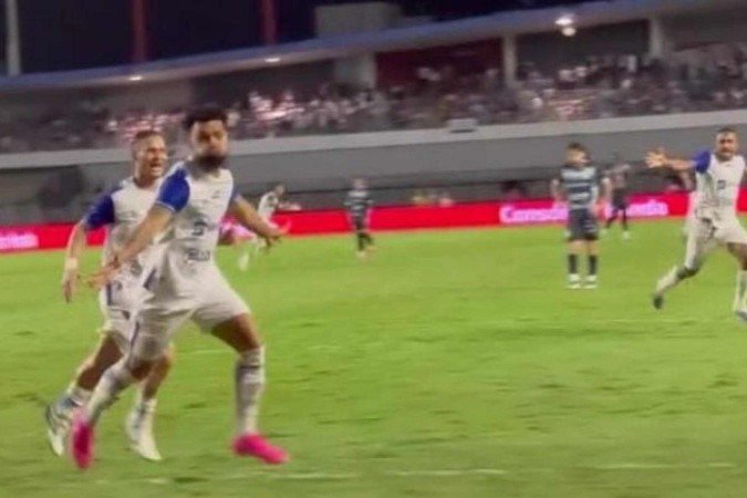 Thiago Santos celebra gol no Estádio Rei Pelé -  (crédito: Foto: Reprodução)