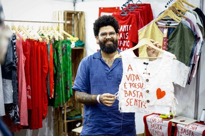 Tiago Salvador levou o sonho de ser roteirista para suas roupas