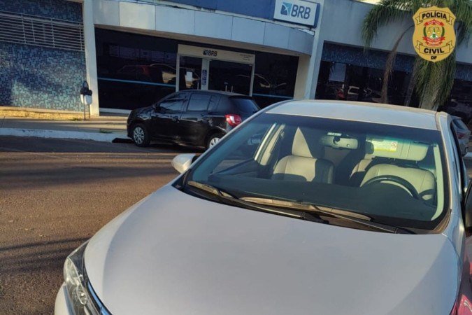 Na casa da investigada foram apreendidos dois carros, dólares em espécie, um notebook e um celular - (crédito: PCDF/Divulgação) Na casa da investigada foram apreendidos dois carros, dólares em espécie, um notebook e um celular - (crédito: PCDF/Divulgação)