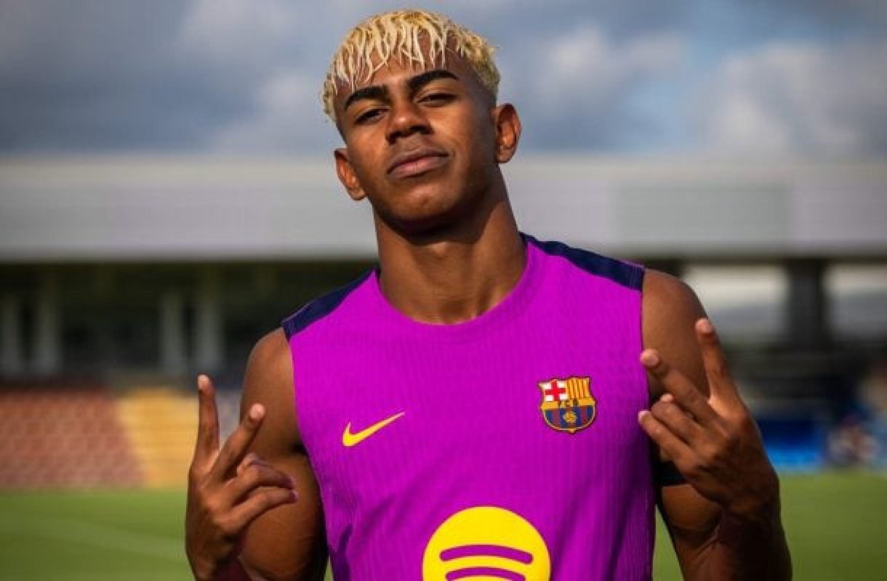 Lamine Yamal, do Barcelona, é flagrado com cantora argentina após viagem