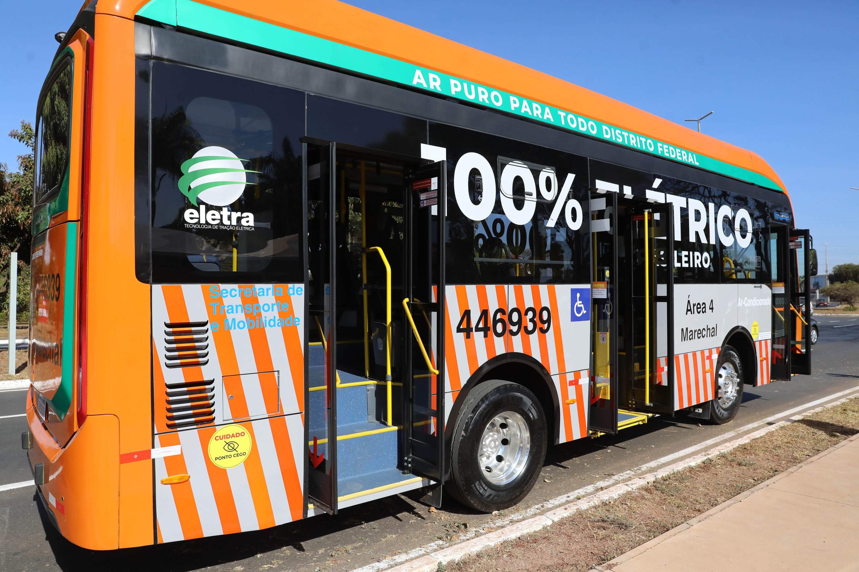 Ônibus novo 100% elétrico.