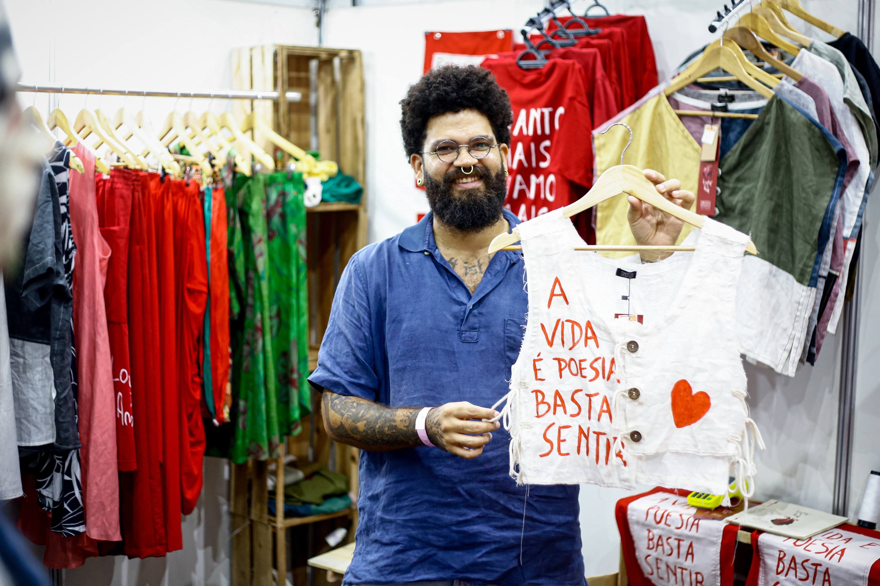 Tiago Salvador levou o sonho de ser roteirista para suas roupas