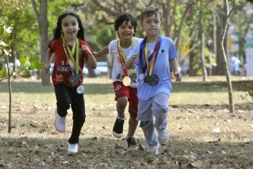 Mariana Vaz, Eduardo Laureto e Pedro Henrique Amorim estudam juntos e já estão inscritos na corrida
 -  (crédito: CARLOS VIEIRA               )