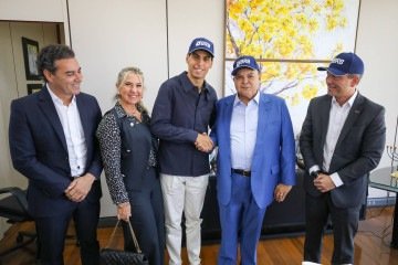 Ibaneis Rocha recebe piloto Gabriel Bortoleto e anuncia reabertura do Autódromo com prova da Stock Car -  (crédito: Renato Alves/Agência Brasília)