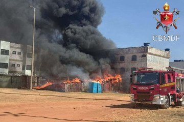 As chamas se espalharam e atingiram um prédio vizinho. A Defesa Civil foi acionada para avaliar a estrutura do local -  (crédito: Divulgação/CBMDF)