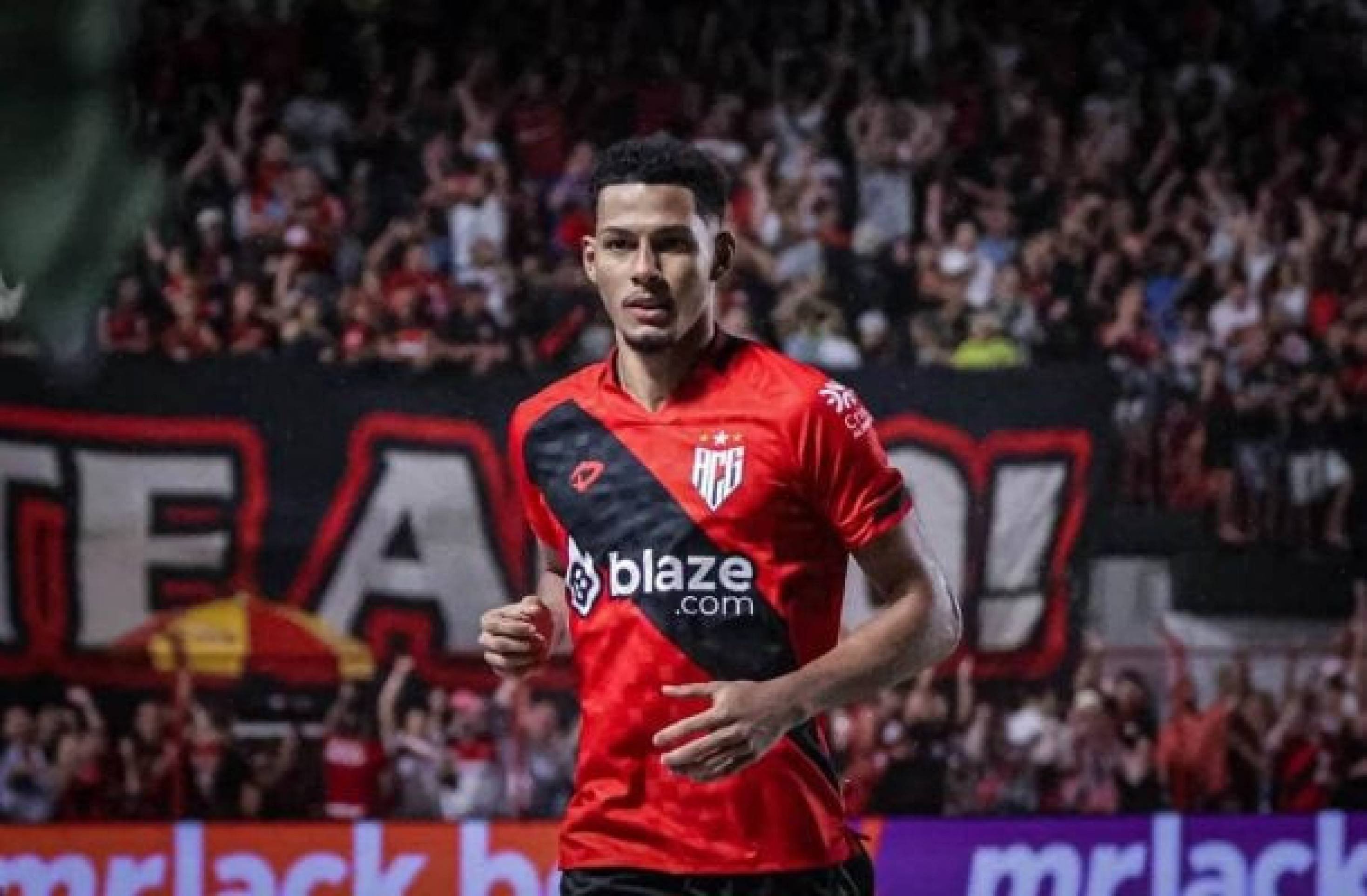 Atlético-GO recusa mais uma proposta do Botafogo pelo zagueiro Alix Vinícius