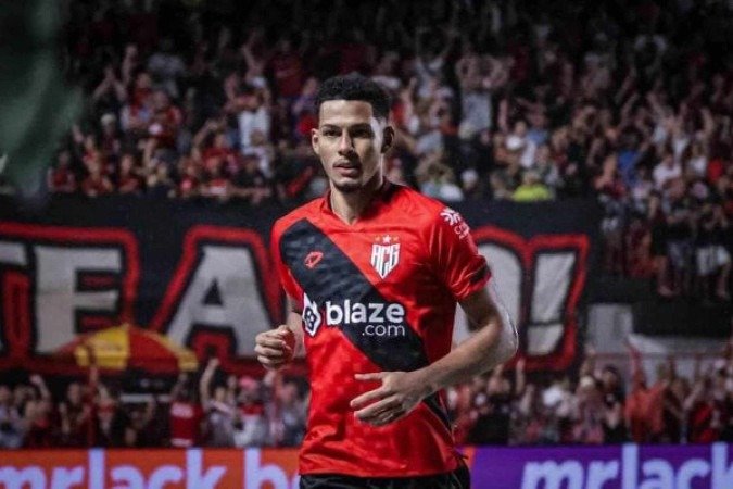Alix Vinícius em ação com a camisa do Atlético-GO na atual temporada - (crédito: Foto: Ingryd Oliveira / ACG) Alix Vinícius em ação com a camisa do Atlético-GO na atual temporada - (crédito: Foto: Ingryd Oliveira / ACG)