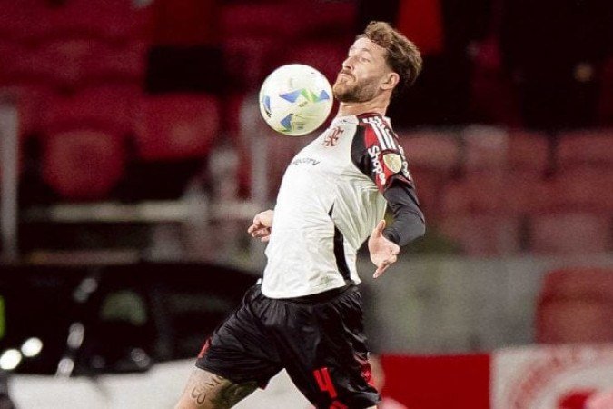 LÉO PEREIRA – No nível de Léo Ortiz, com um pouco mais de trabalho no auxílio ao lateral Alex Sandro e quase sempre com qualidade. Cometeu um erro de marcação no lance em que Borré quase marcou no fim., Mas também apareceu na frente para confundir a marcação do Internacional no gol de Pedro. NOTA: 7,0. Foto: Adriano Fontes/Flamengo