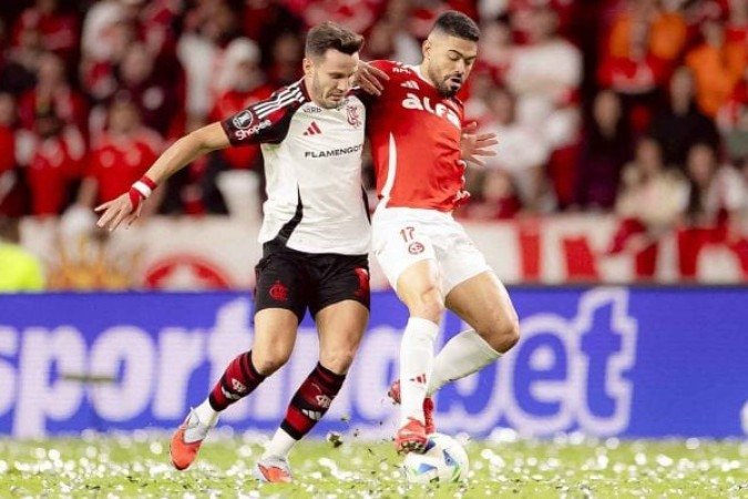 LÉO ORTIZ – Segurança total na defesa no primeiro tempo e com bom toque de bola iniciando as jogadas. NOTA: 7,0. Foto: Adriano Fontes / Flamengo