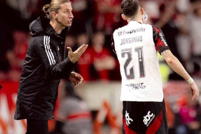 TÉCNICO: FILIPE LUÍS – Desta vez, deixou seu time mais recuado, chamando o Internacional para o seu campo e truncando o jogo, já que jogava pelo empate. Com o tempo, pediu para o time passar a trocar mais passes com seus cinco jogadores que iniciam o jogo (os dois Léo, Saul, Jorginho e Alex Sandro) ou ligações para a velocidade de Plata. Com isso, desnorteou o Internacional e ganhou o jogo. NOTA: 7,0. Foto: Adriano Fontes / Flamengo