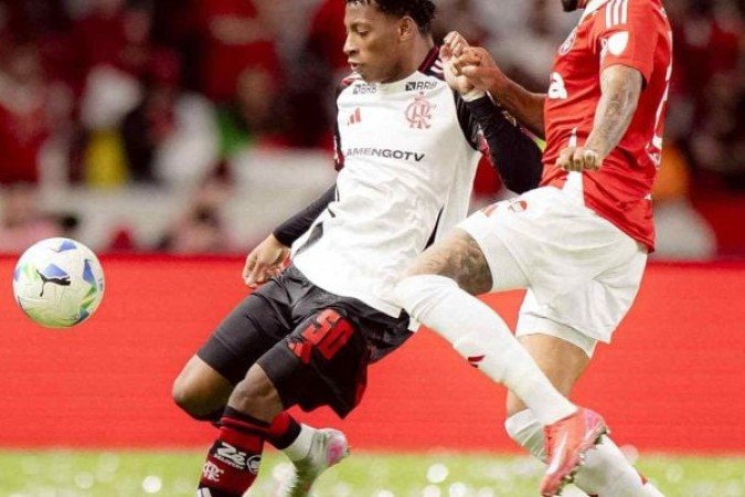 PLATA – Excelente opção pela direita. Ganhou quase todas em cima de Bernabéi e ainda ajudou na marcação de forma exemplar. Além disso, deu o passe para o gol de Arrascaeta em lance de muita inteligência. Sua doação merece aplausos. Faltou apenas buscar a finalização. NOTA: 7,5. Foto: Adriano Fontes / Flamengo