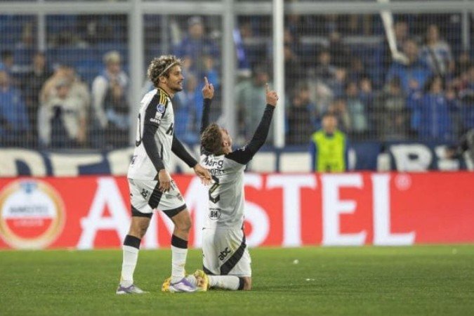 Lateral-direito comemora o gol da classificação -  (crédito: Foto: Pedro Souza / Atlético)